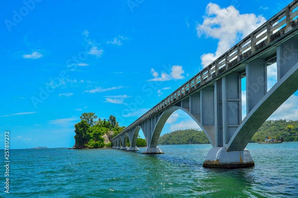 Fototapeta 	the pedestrian bridge in the Saman Gulf Dominican Republic, connects the coast with two tiny islets of Cayo Linares and Cayo-Vihia