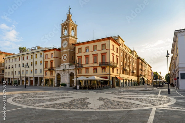 Fototapeta Centralny plac w Rimini, Włochy. Plac Trzech Męczenników ze starożytną wieżą zegarową.