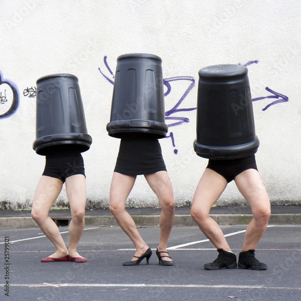 Obraz trois danseuses, la tête dans des poubelles