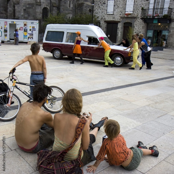 Obraz famille assistant à un spectacle de rue