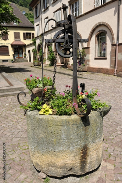 Fototapeta Puits transformé en bac à fleurs à Kaysersberg