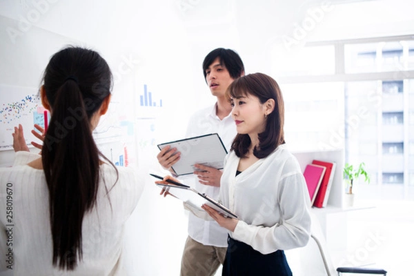 Fototapeta マネージャーの話を聞くメンバーたち