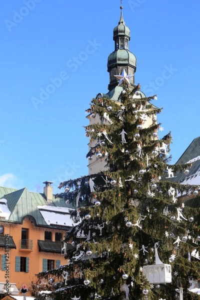 Fototapeta Sapin de Noël devant l'église Saint-Jean-Baptiste. Megève. / Christmas Tree in front of St. John the Baptist Church. Megève. 