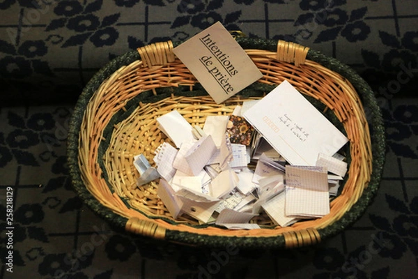 Fototapeta Intentions de prières. / Prayer intentions.