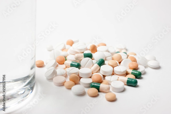 Fototapeta たくさんの薬の山