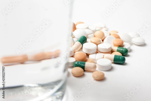 Fototapeta たくさんの薬の山