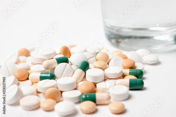 Fototapeta たくさんの薬の山