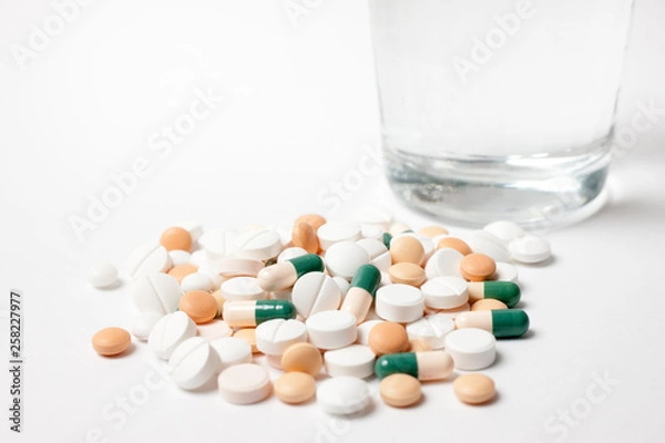 Fototapeta たくさんの薬の山