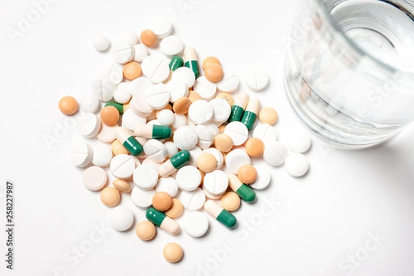 Fototapeta たくさんの薬の山