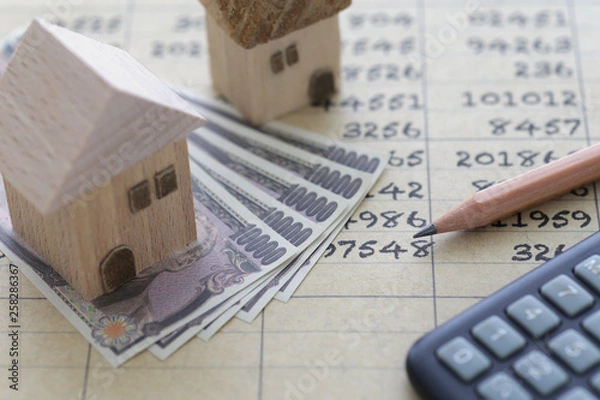 Fototapeta お札と家の模型と数字と電卓と鉛筆