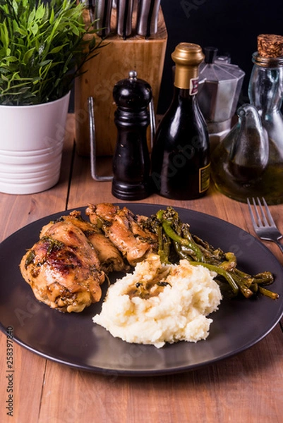 Obraz Pollo con pure patata y bimi