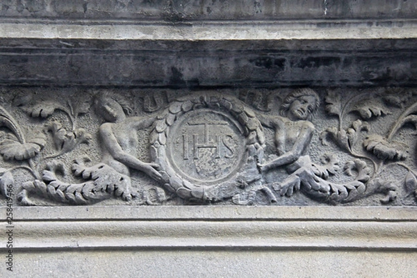 Fototapeta simbolo eucaristico con sirene; bassorilievo su un'architrave, Genova