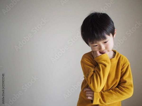 Fototapeta 考え込む子供