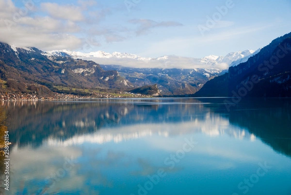 Fototapeta ゴールデン・パス・ラインの車窓　秋のブリエンツ湖（スイス・ベルン州）