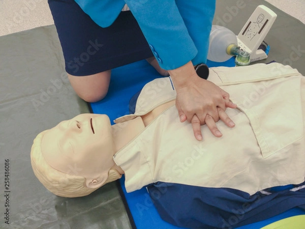 Obraz Cpr training: basic training by a woman in class.