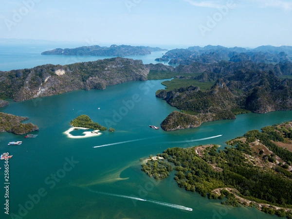 Fototapeta Widok z lotu ptaka na Kilim Geoforest Park. Na zdjęciu morze, rzeka, wybrzeże, namorzyny i góry. Langkawi, Malezja.