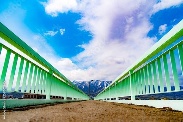 Obraz 歩道橋から見た山