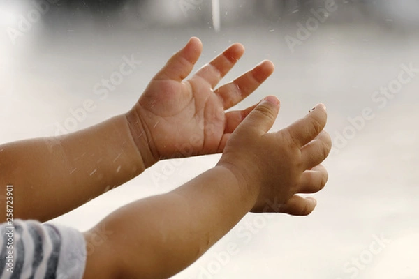 Obraz Raining into children's hands.