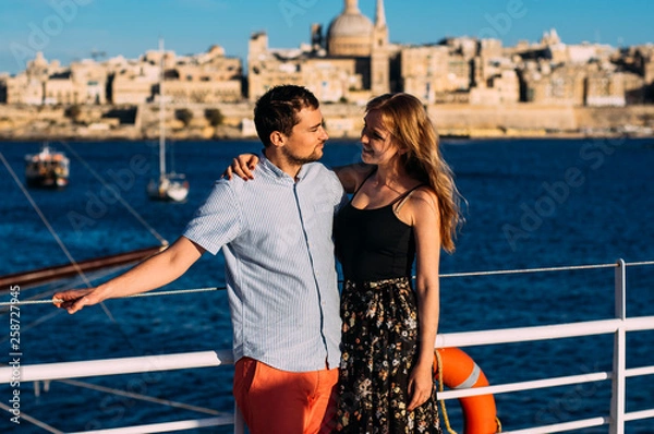 Obraz Man and woman embrace, Valletta and sea on backround