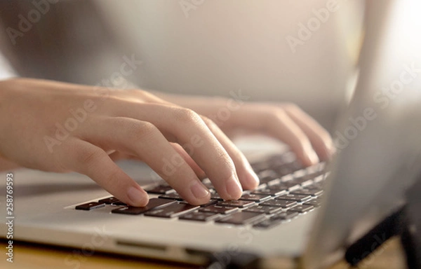 Fototapeta kobieta za pomocą laptopa, przeszukiwanie sieci, przeglądanie informacji, zbliżenie kobiet biznesu pracujących z pisaniem na laptopie pustym w miejscu pracy. selektywne skupienie