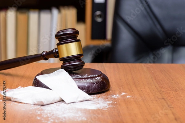 Fototapeta White powder on the judge's gavel. Drugs on the table of the judge. Court for the sale of drugs. Verdict for the distribution of drugs.