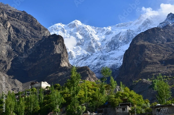 Obraz パキスタンのフンザのカリマバード　美しい山と森林と青空　バルティットフォートと名峰ウルタル