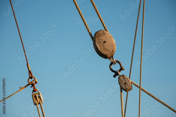Fototapeta weathered pulley and ropes at a sailingship﻿