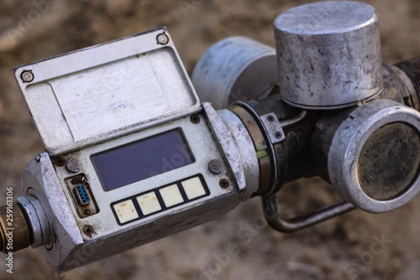 Fototapeta device for measuring the oil level in the well