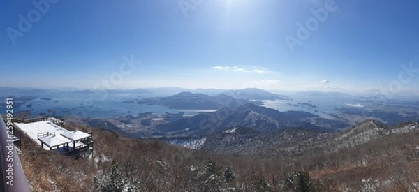 Obraz 겨울 산에서 바라본 바다