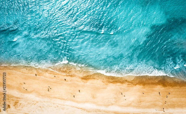 Fototapeta Zdjęcie lotnicze letniej plaży i błękitnego oceanu z niebem.