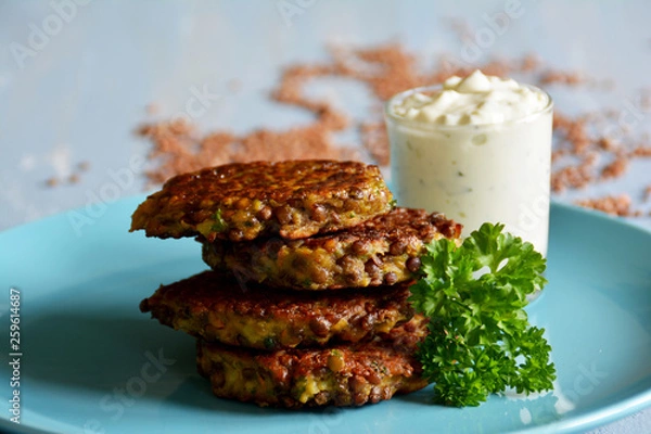 Obraz Linsenbratlinge mit Joghurtdip