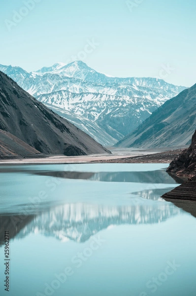 Fototapeta Lago en cordillera, embalse del yeso, cordillera de los andes, montaña nevada con lago turquesa.