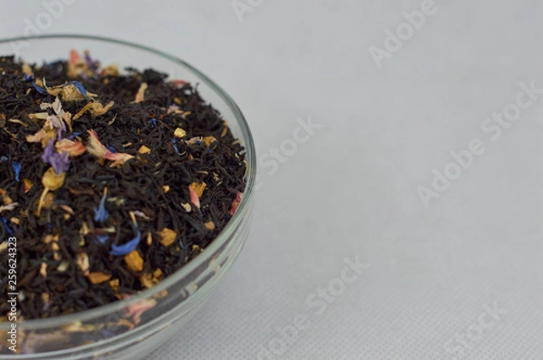 Fototapeta Té aromático en hoja listo para colocar en tetera.