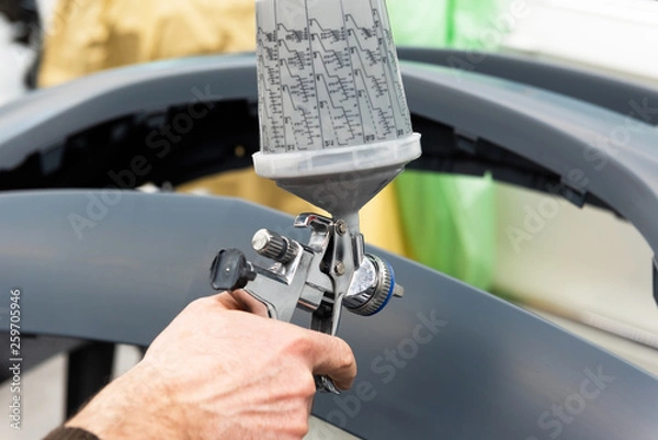 Fototapeta Professioneller Autolackierer bei der Arbeit in einer Werkstatt - Serie Autowerkstatt.