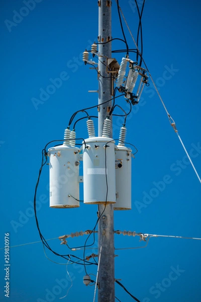 Fototapeta Słup elektryczny z transformatorem i przewodami