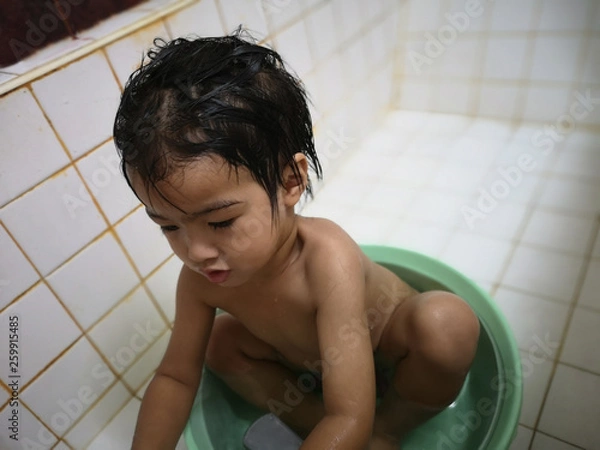Obraz The boy is taking a bath by himself.