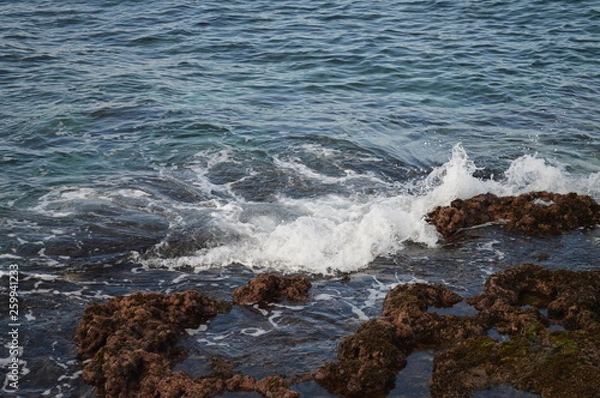 Obraz waves crashing on rocks