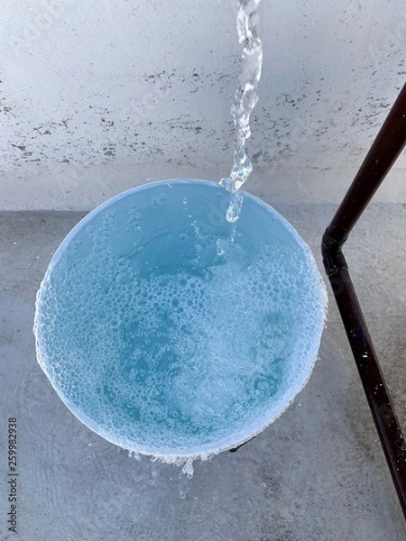 Obraz Agua potable llenando cubo 