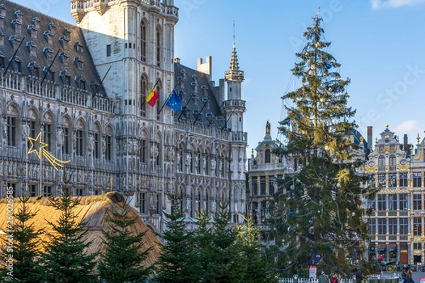Fototapeta The Brussels Town Hall with Christmas tree and market in front. This Gothic building is located on the famous Grand Place in Brussels and is considered a masterpiece of Brabantine Gothic.