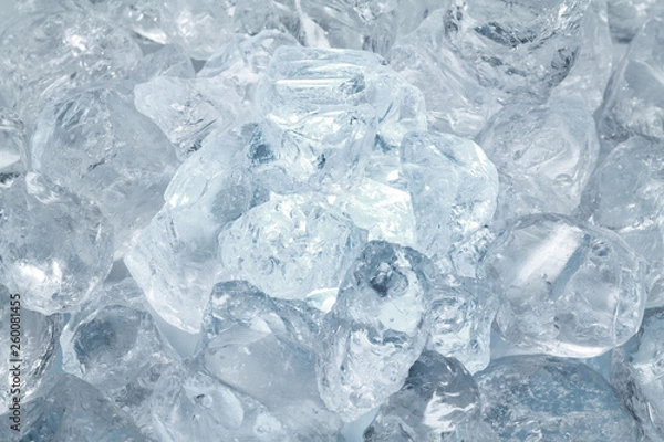 Obraz Glasstücke liegen auf einem Haufen übereinander.