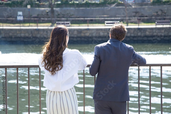Fototapeta 川を眺めるビジネスマンとビジネスウーマン