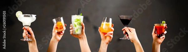 Obraz Ręce, trzymając klasyczne koktajle na tle rustykalnym