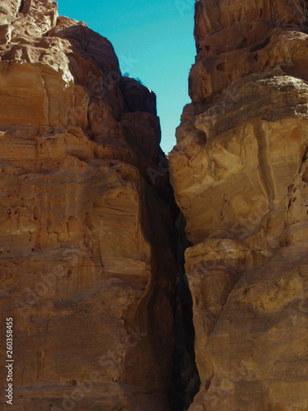 Fototapeta Petra; Raqmu - historic ruins of the ancient, rock city of the Nabatean Arabians. It is located in southwestern Jordan. It is also known as the rose-red city. UNESCO World Heritage list.