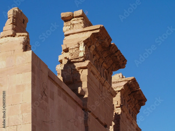 Fototapeta Petra; Raqmu - historic ruins of the ancient, rock city of the Nabatean Arabians. It is located in southwestern Jordan. It is also known as the rose-red city. UNESCO World Heritage list.