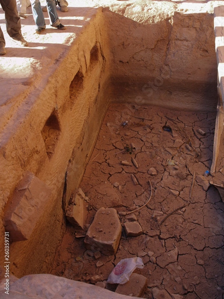 Fototapeta Petra; Raqmu - historic ruins of the ancient, rock city of the Nabatean Arabians. It is located in southwestern Jordan. It is also known as the rose-red city. UNESCO World Heritage list.
