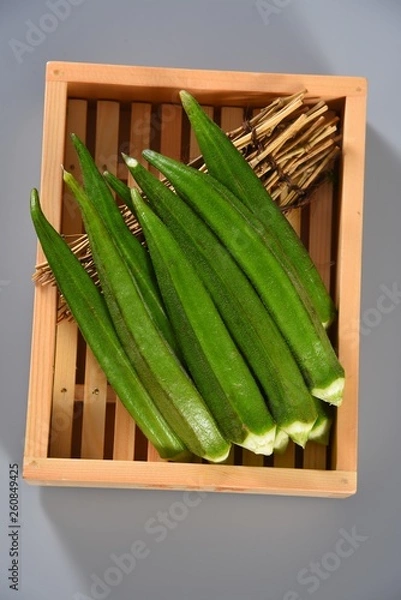 Obraz green peas in a bowl on wooden table