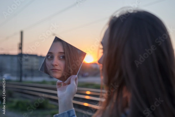 Fototapeta Mädchen Frau Jung nostalgisch Retropop unterwegs in Berlin