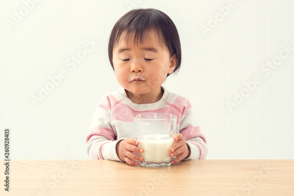 Fototapeta パンを食べる子ども