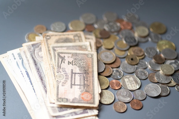 Obraz 外国貨幣（小銭）と日本通貨（旧札）