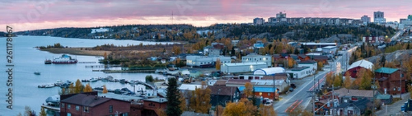Fototapeta Panoramiczny widok na Yellowknife o zmierzchu z pomnika pilota Busha